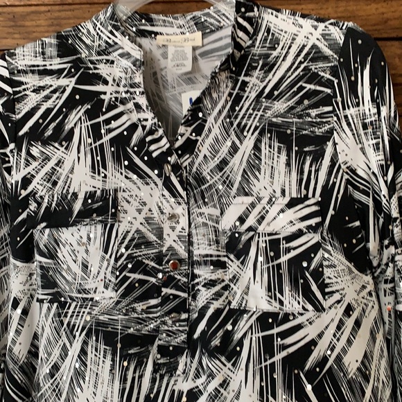 NWT Brittany Black b/w blouse w glitter. Excellent condition - Picture 2 of 8